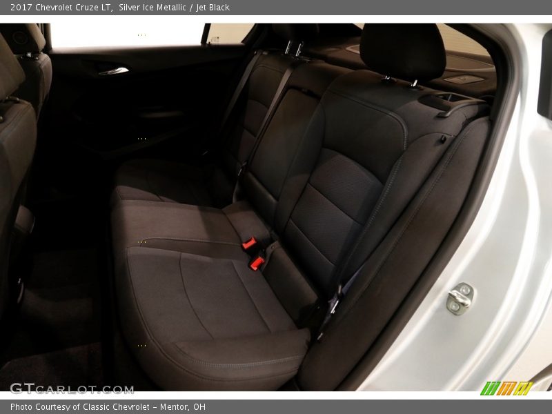 Silver Ice Metallic / Jet Black 2017 Chevrolet Cruze LT