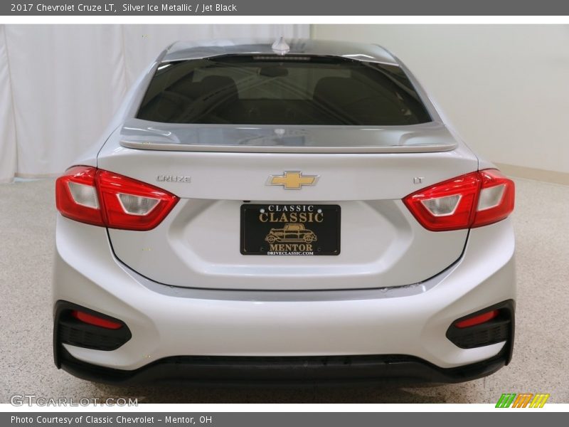 Silver Ice Metallic / Jet Black 2017 Chevrolet Cruze LT