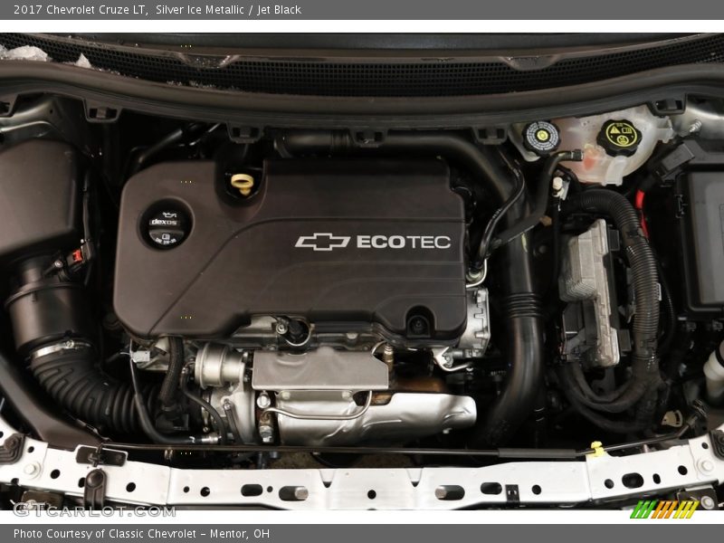 Silver Ice Metallic / Jet Black 2017 Chevrolet Cruze LT
