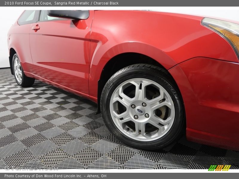 Sangria Red Metallic / Charcoal Black 2010 Ford Focus SE Coupe