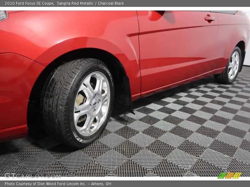 Sangria Red Metallic / Charcoal Black 2010 Ford Focus SE Coupe