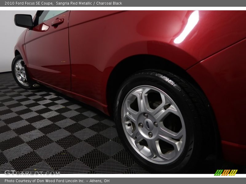 Sangria Red Metallic / Charcoal Black 2010 Ford Focus SE Coupe
