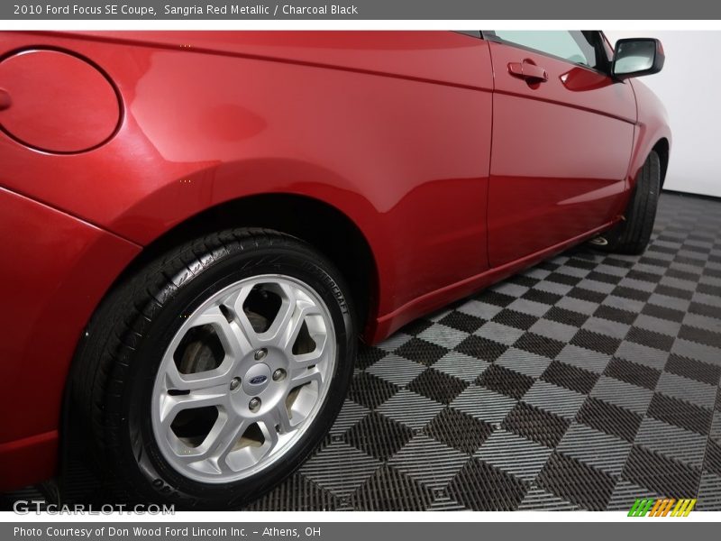 Sangria Red Metallic / Charcoal Black 2010 Ford Focus SE Coupe