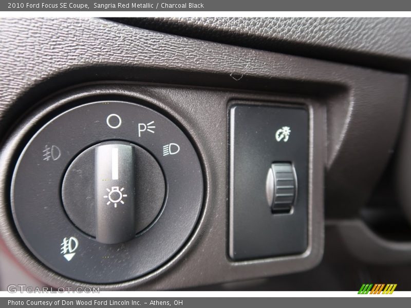 Sangria Red Metallic / Charcoal Black 2010 Ford Focus SE Coupe