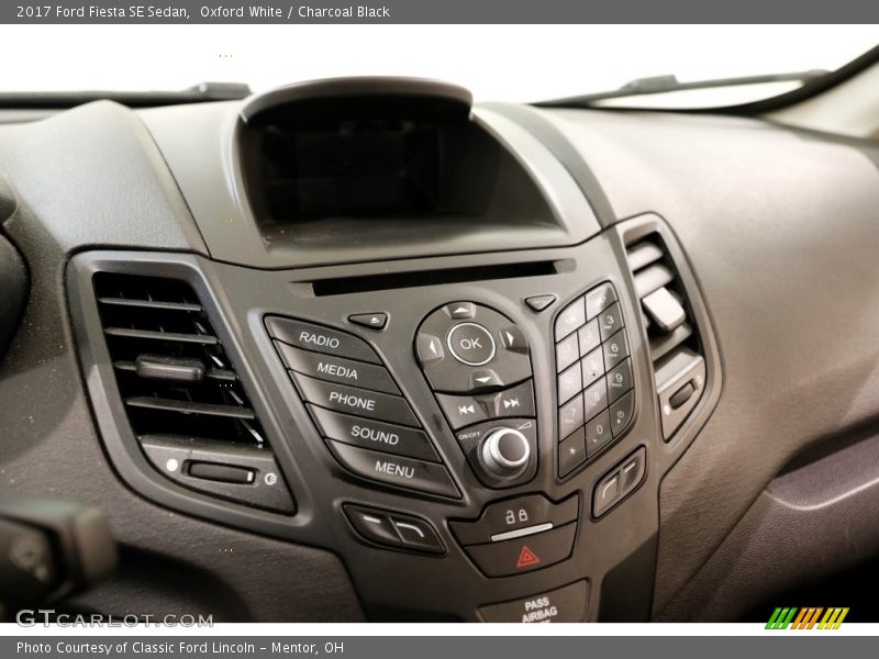 Oxford White / Charcoal Black 2017 Ford Fiesta SE Sedan
