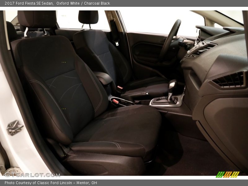 Oxford White / Charcoal Black 2017 Ford Fiesta SE Sedan