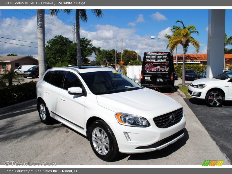 Ice White / Beige 2016 Volvo XC60 T5 Drive-E