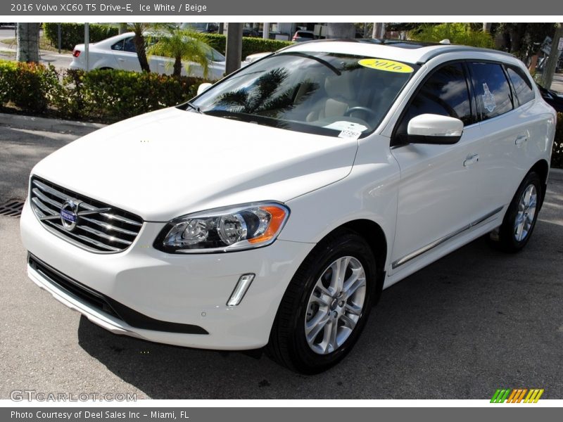 Ice White / Beige 2016 Volvo XC60 T5 Drive-E