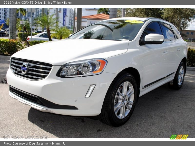 Ice White / Beige 2016 Volvo XC60 T5 Drive-E