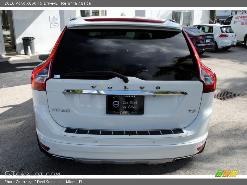 Ice White / Beige 2016 Volvo XC60 T5 Drive-E