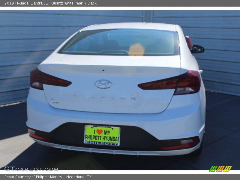 Quartz White Pearl / Black 2019 Hyundai Elantra SE