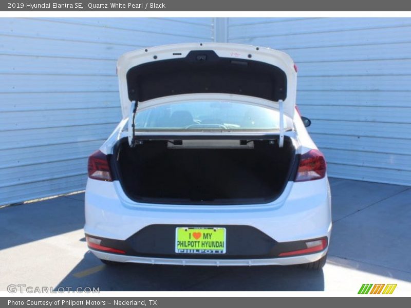 Quartz White Pearl / Black 2019 Hyundai Elantra SE
