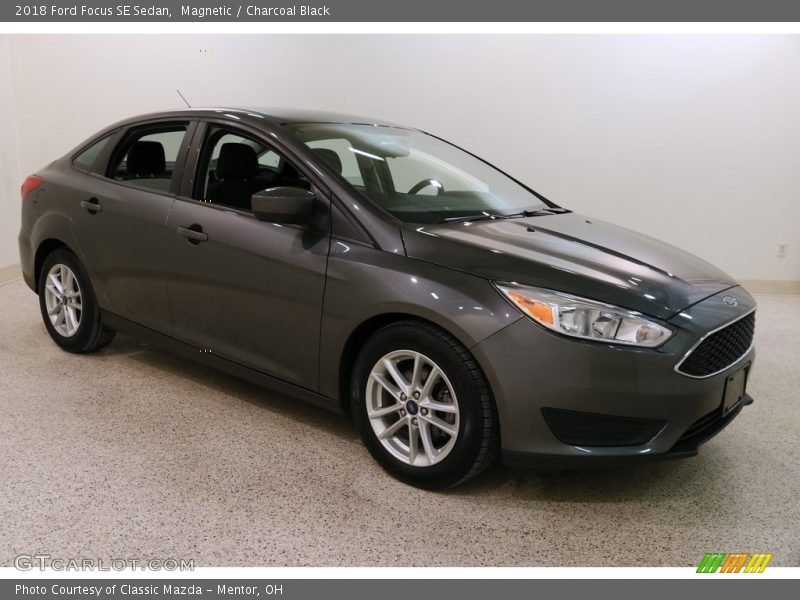 Magnetic / Charcoal Black 2018 Ford Focus SE Sedan