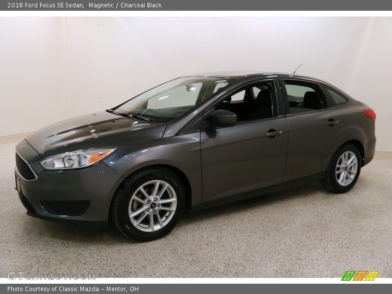 Magnetic / Charcoal Black 2018 Ford Focus SE Sedan