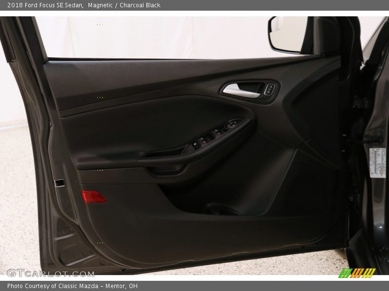 Magnetic / Charcoal Black 2018 Ford Focus SE Sedan