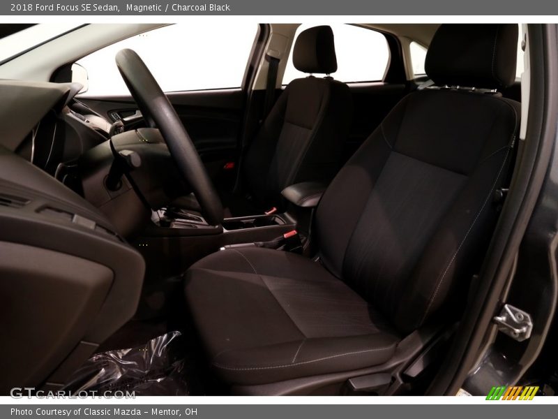 Magnetic / Charcoal Black 2018 Ford Focus SE Sedan
