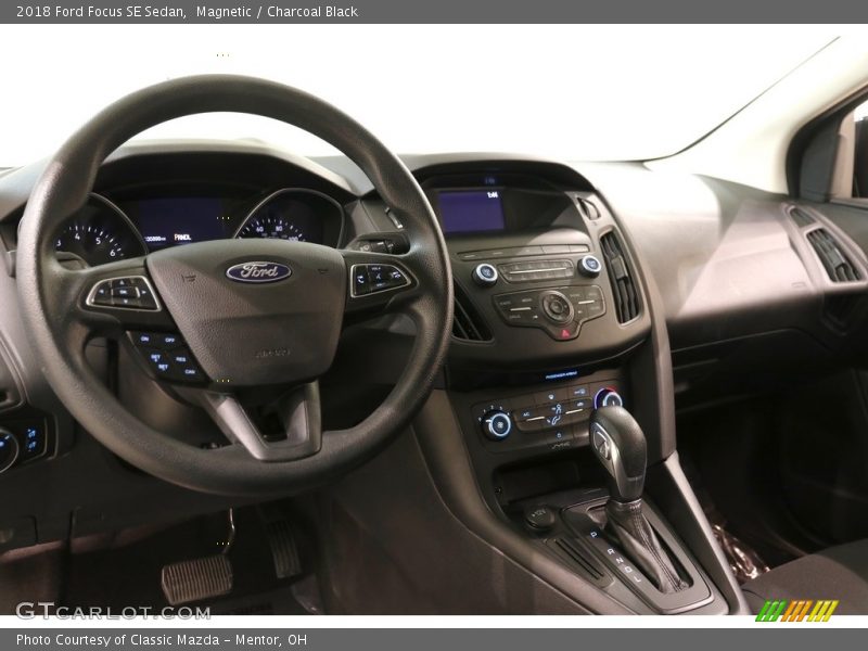 Magnetic / Charcoal Black 2018 Ford Focus SE Sedan