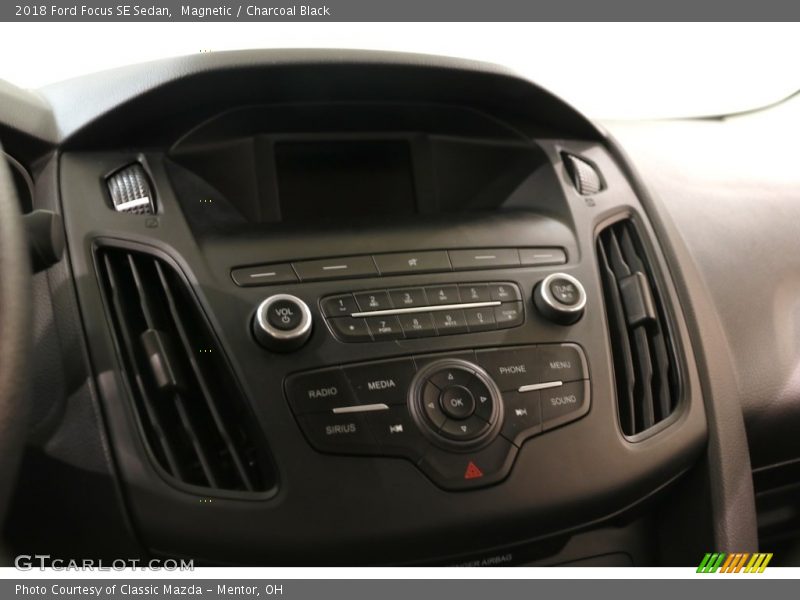 Magnetic / Charcoal Black 2018 Ford Focus SE Sedan