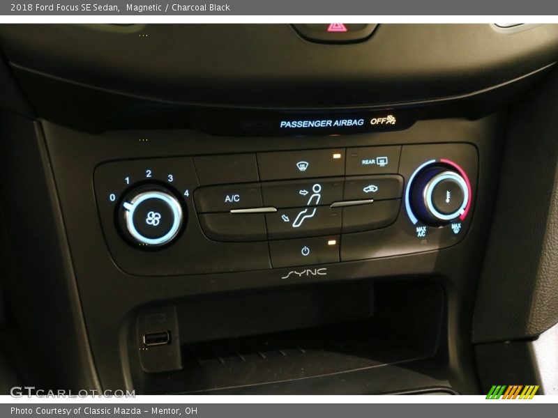 Magnetic / Charcoal Black 2018 Ford Focus SE Sedan