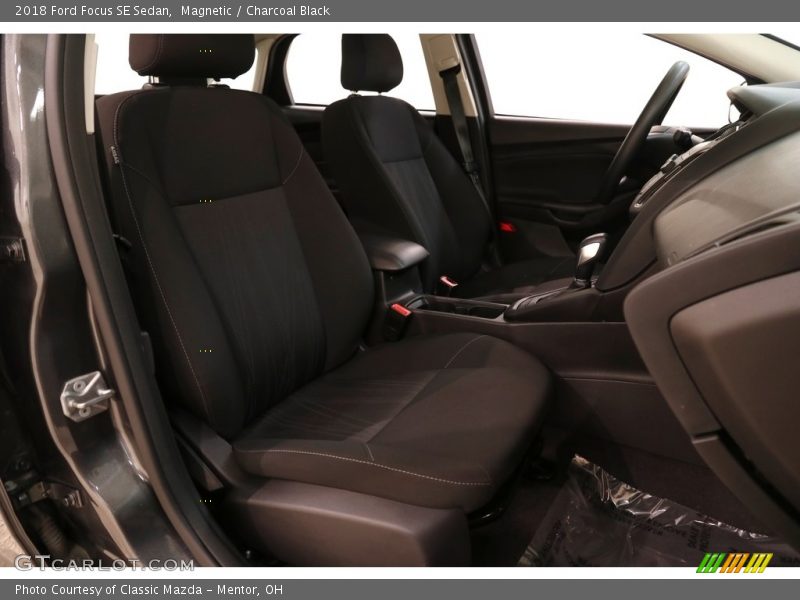 Magnetic / Charcoal Black 2018 Ford Focus SE Sedan