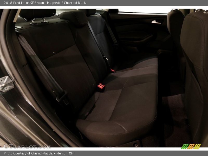Magnetic / Charcoal Black 2018 Ford Focus SE Sedan