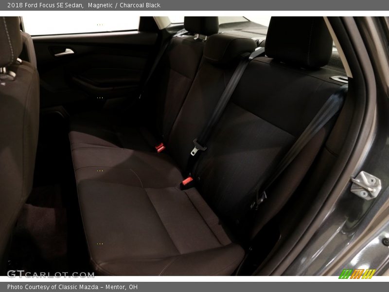 Magnetic / Charcoal Black 2018 Ford Focus SE Sedan