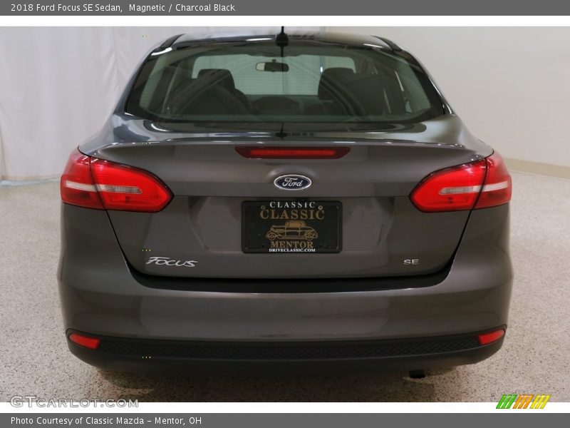 Magnetic / Charcoal Black 2018 Ford Focus SE Sedan