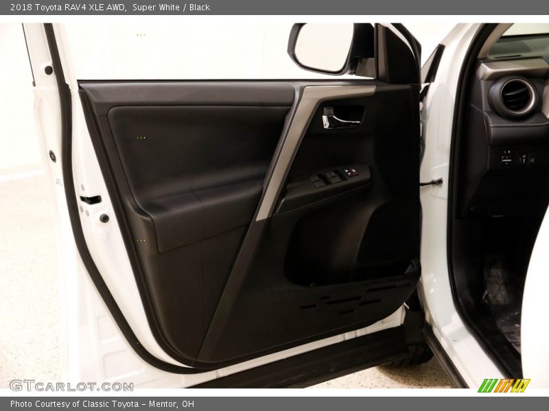 Super White / Black 2018 Toyota RAV4 XLE AWD