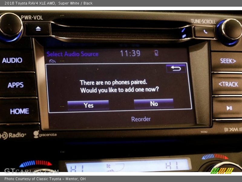 Super White / Black 2018 Toyota RAV4 XLE AWD