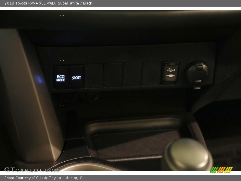 Super White / Black 2018 Toyota RAV4 XLE AWD