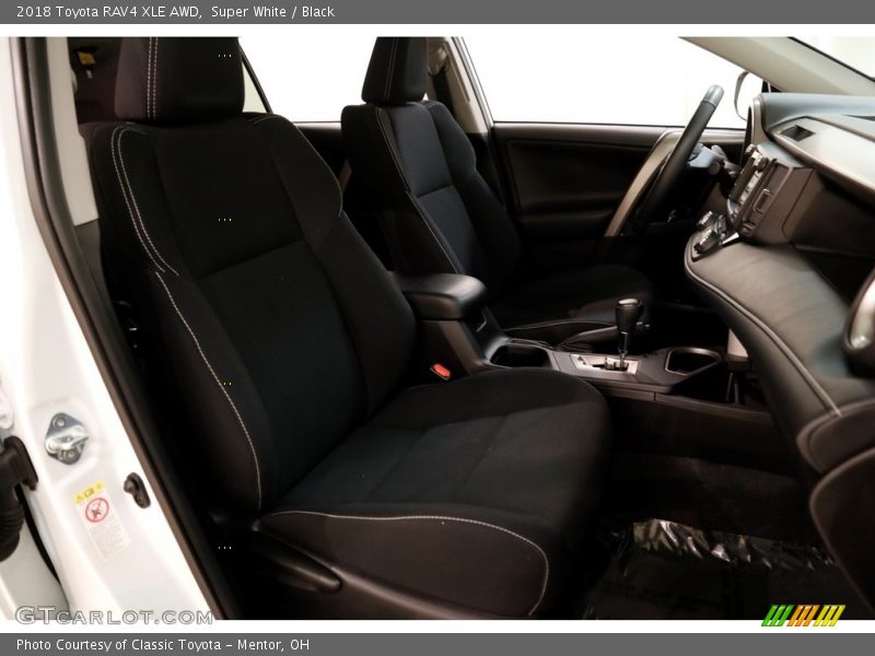 Super White / Black 2018 Toyota RAV4 XLE AWD