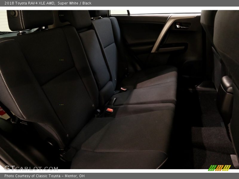 Super White / Black 2018 Toyota RAV4 XLE AWD