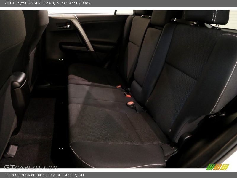 Super White / Black 2018 Toyota RAV4 XLE AWD
