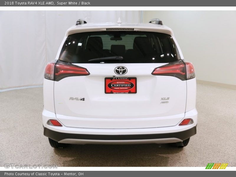 Super White / Black 2018 Toyota RAV4 XLE AWD