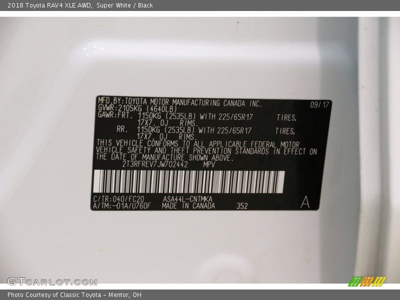 Super White / Black 2018 Toyota RAV4 XLE AWD