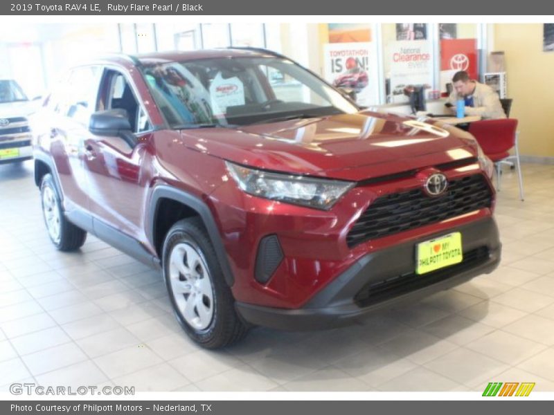 Ruby Flare Pearl / Black 2019 Toyota RAV4 LE