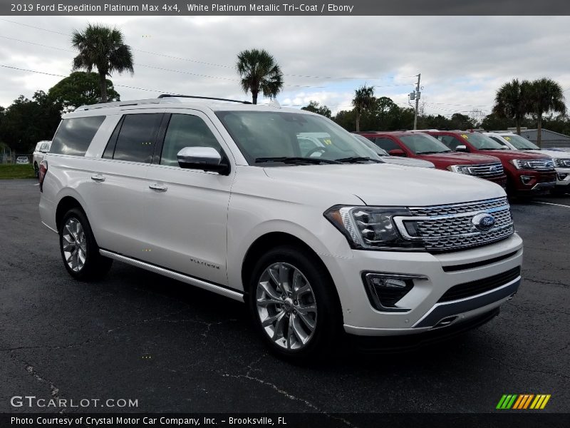 Front 3/4 View of 2019 Expedition Platinum Max 4x4