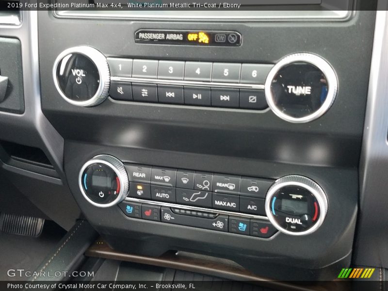 Controls of 2019 Expedition Platinum Max 4x4