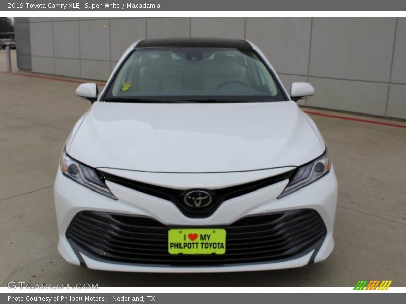 Super White / Macadamia 2019 Toyota Camry XLE