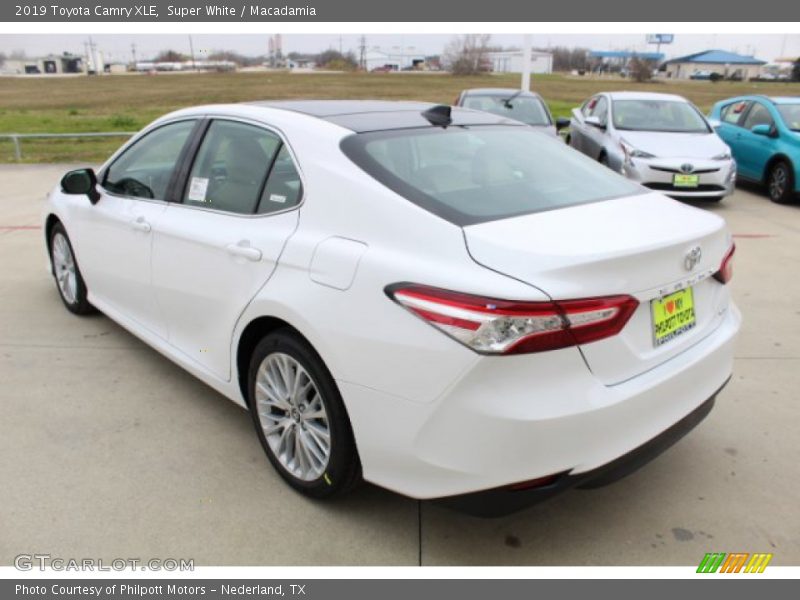 Super White / Macadamia 2019 Toyota Camry XLE