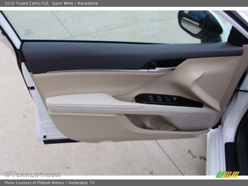 Super White / Macadamia 2019 Toyota Camry XLE