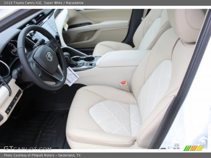 Super White / Macadamia 2019 Toyota Camry XLE