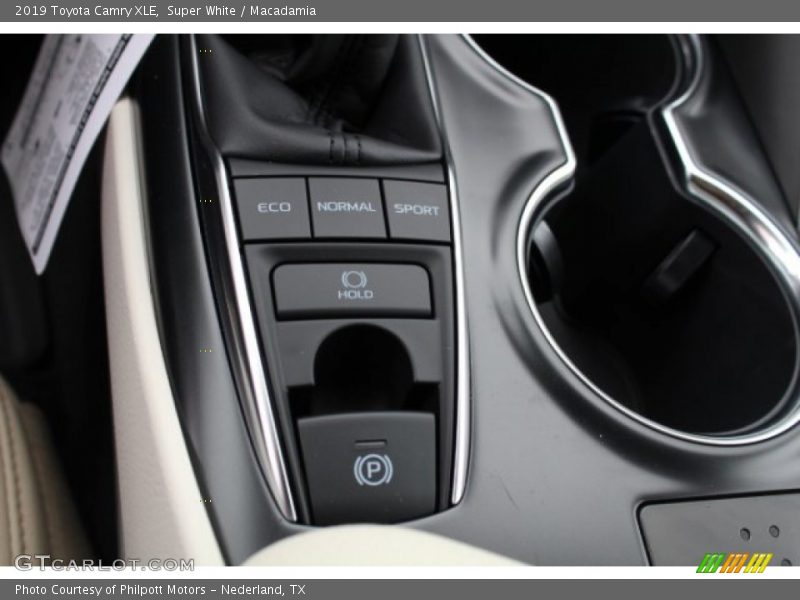 Super White / Macadamia 2019 Toyota Camry XLE