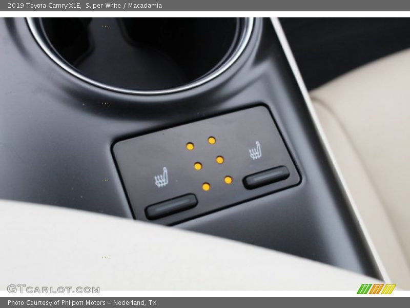 Super White / Macadamia 2019 Toyota Camry XLE