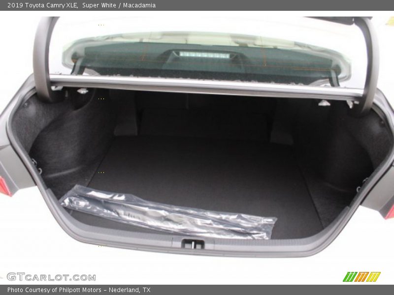 Super White / Macadamia 2019 Toyota Camry XLE