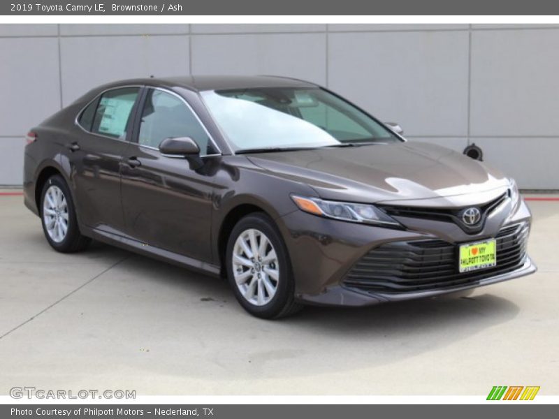 Front 3/4 View of 2019 Camry LE