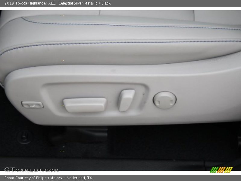 Celestial Silver Metallic / Black 2019 Toyota Highlander XLE