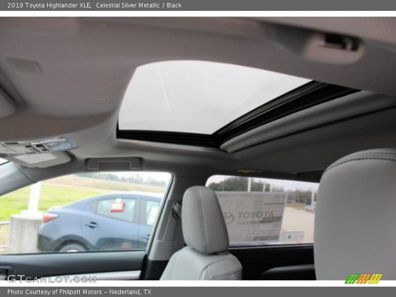 Celestial Silver Metallic / Black 2019 Toyota Highlander XLE
