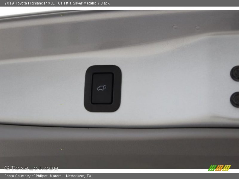 Celestial Silver Metallic / Black 2019 Toyota Highlander XLE