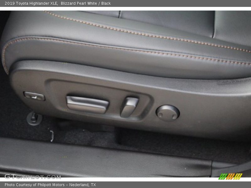 Blizzard Pearl White / Black 2019 Toyota Highlander XLE